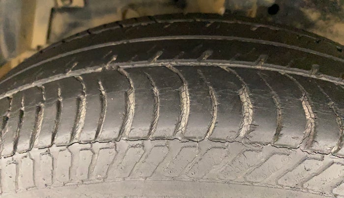 2013 Maruti Swift LXI, Petrol, Manual, 44,639 km, Left Front Tyre Tread