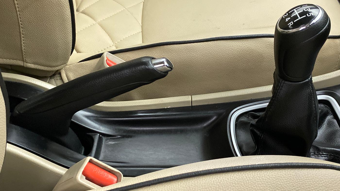 2015 Maruti Ciaz ZDI+ SHVS, Diesel, Manual, 57,600 km, Gear Lever