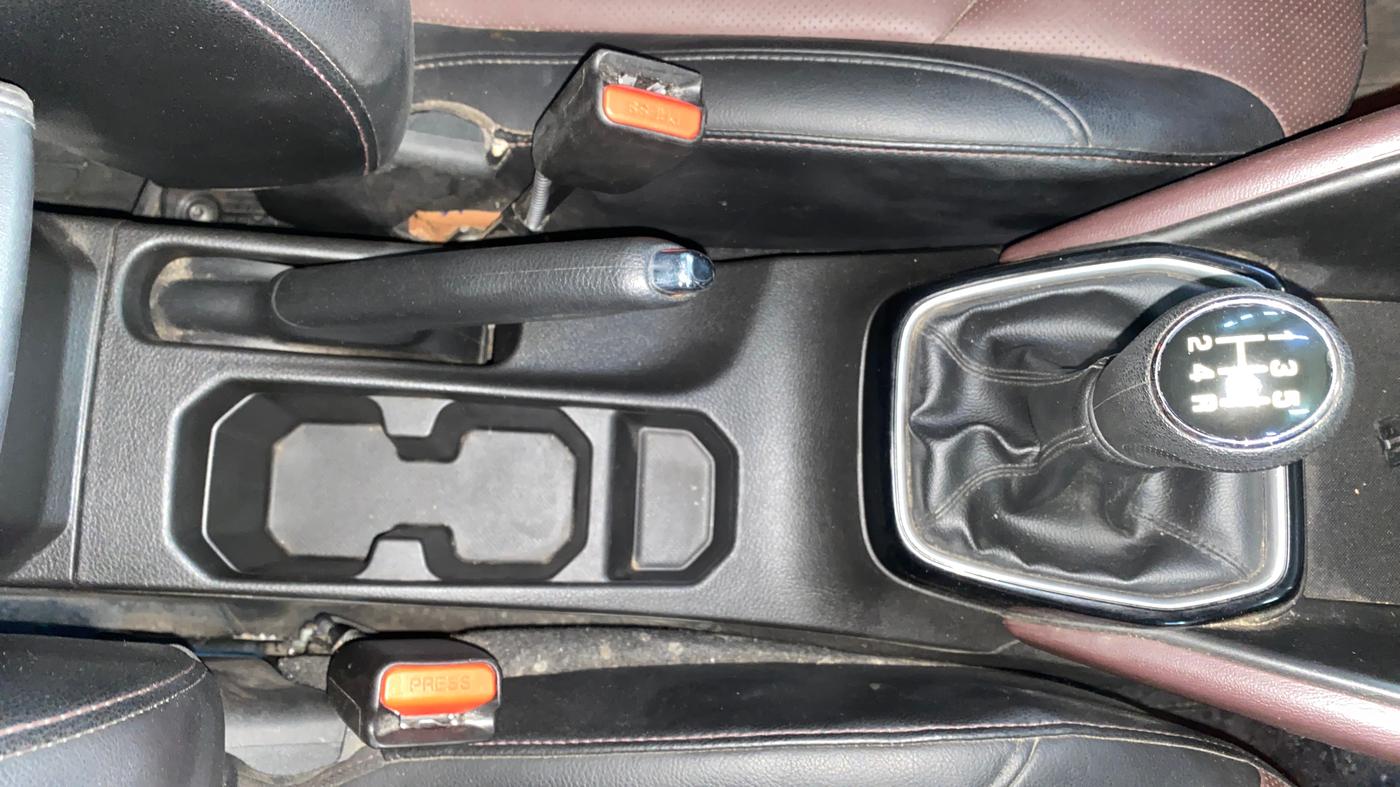 2022 Maruti Grand Vitara ALPHA SMART HYBRID, Petrol, Manual, 38,356 km, Gear Lever