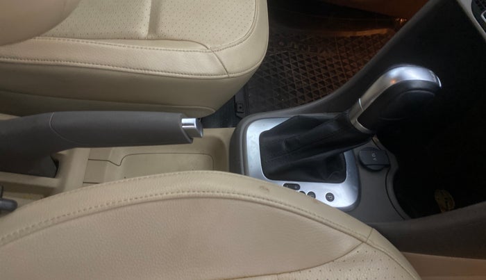 2017 Volkswagen Vento HIGHLINE PLUS 1.2 AT 16 ALLOY, Petrol, Automatic, 78,846 km, Gear Lever