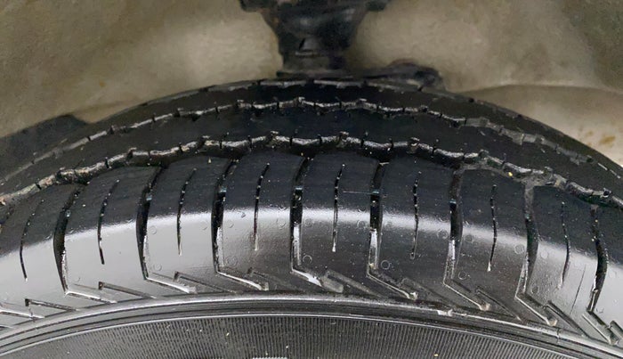 2016 Maruti Eeco 5 STR WITH A/C+HTR, Petrol, Manual, 29,360 km, Right Front Tyre Tread