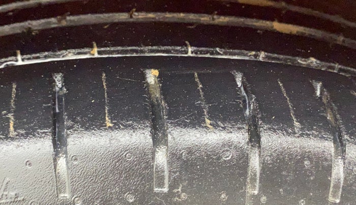 2017 Maruti Baleno ZETA CVT PETROL 1.2, Petrol, Automatic, 39,401 km, Right Front Tyre Tread