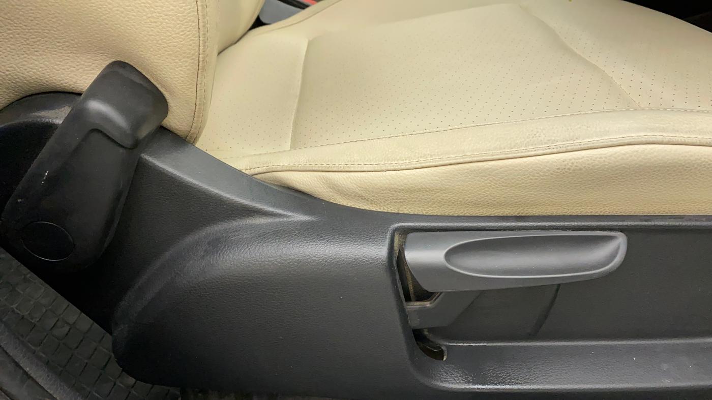 2018 Skoda Rapid STYLE 1.6 MPI AT, Petrol, Automatic, 84,936 km, Driver Side Adjustment Panel