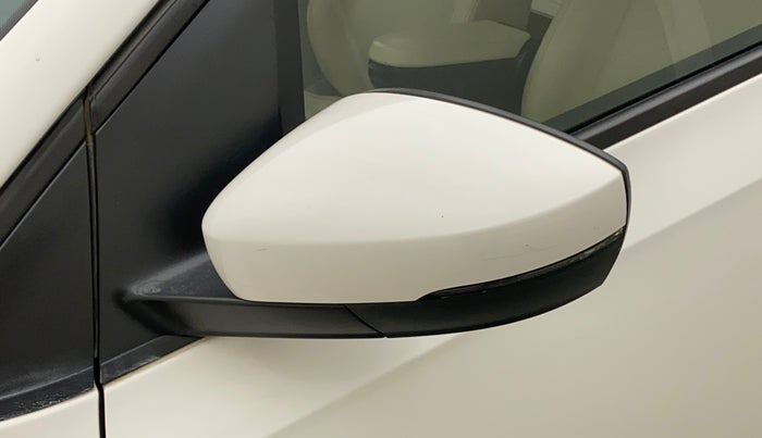 2018 Skoda Rapid STYLE 1.6 MPI AT, Petrol, Automatic, 84,936 km, Left rear-view mirror - ORVM switch has minor damage