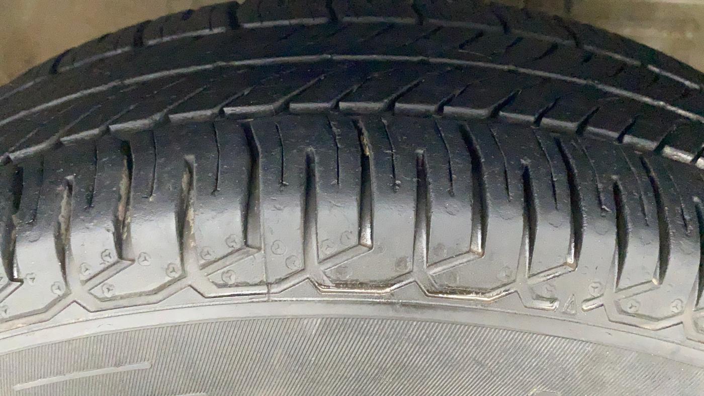 2012 Maruti Swift VXI, CNG, Manual, 53,950 km, Right Front Tyre Tread