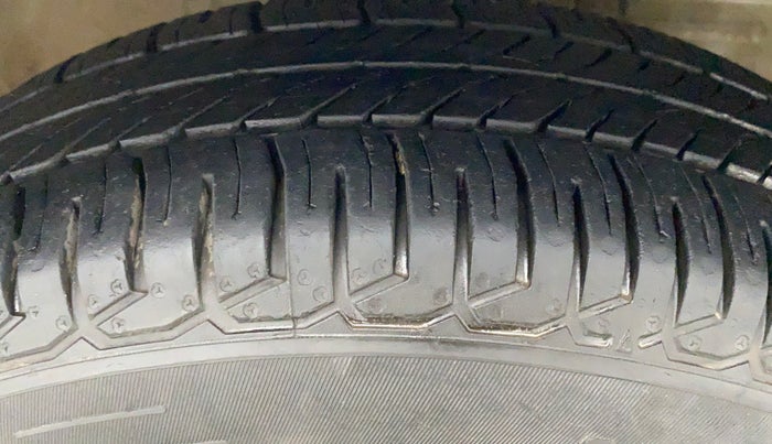2012 Maruti Swift VXI, CNG, Manual, 53,950 km, Right Front Tyre Tread