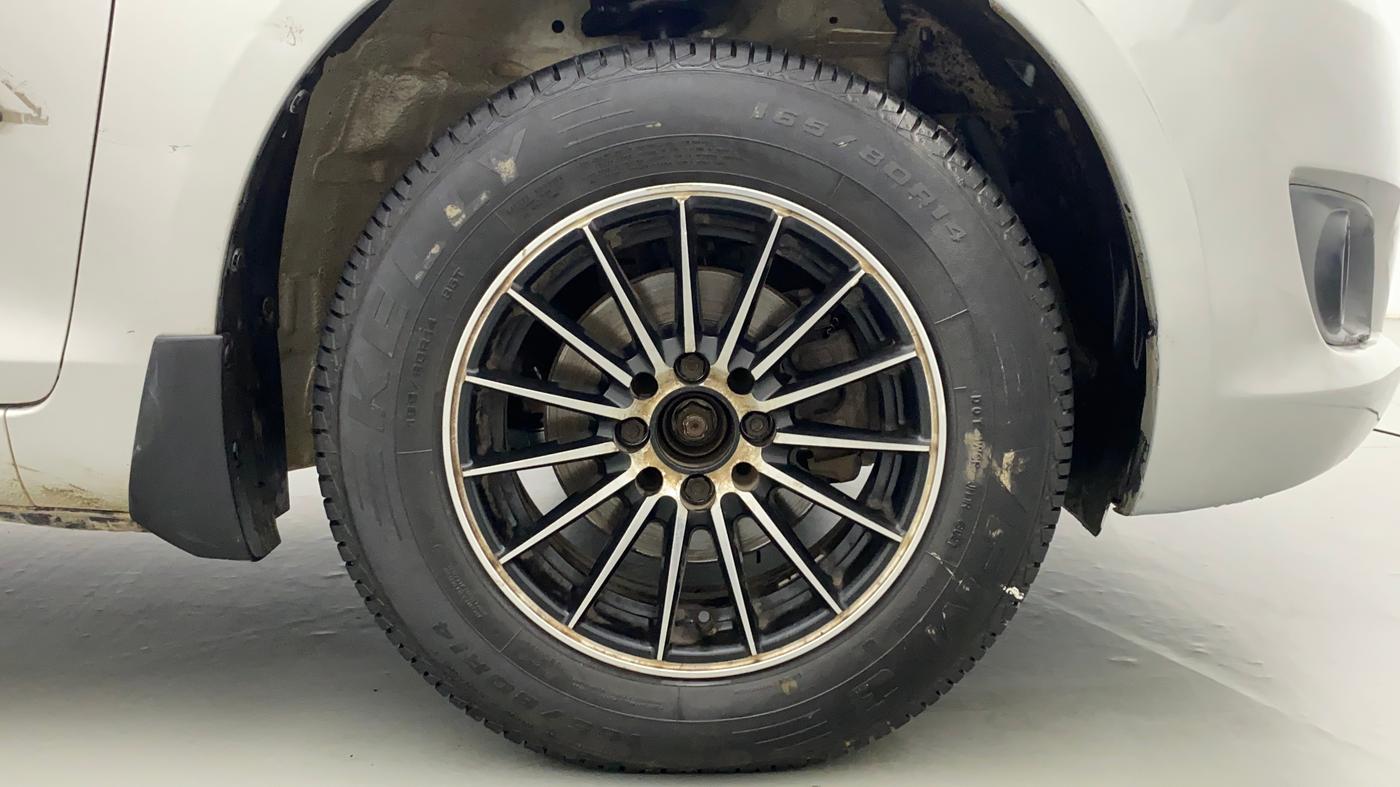 2012 Maruti Swift VXI, CNG, Manual, 53,950 km, Right Front Wheel