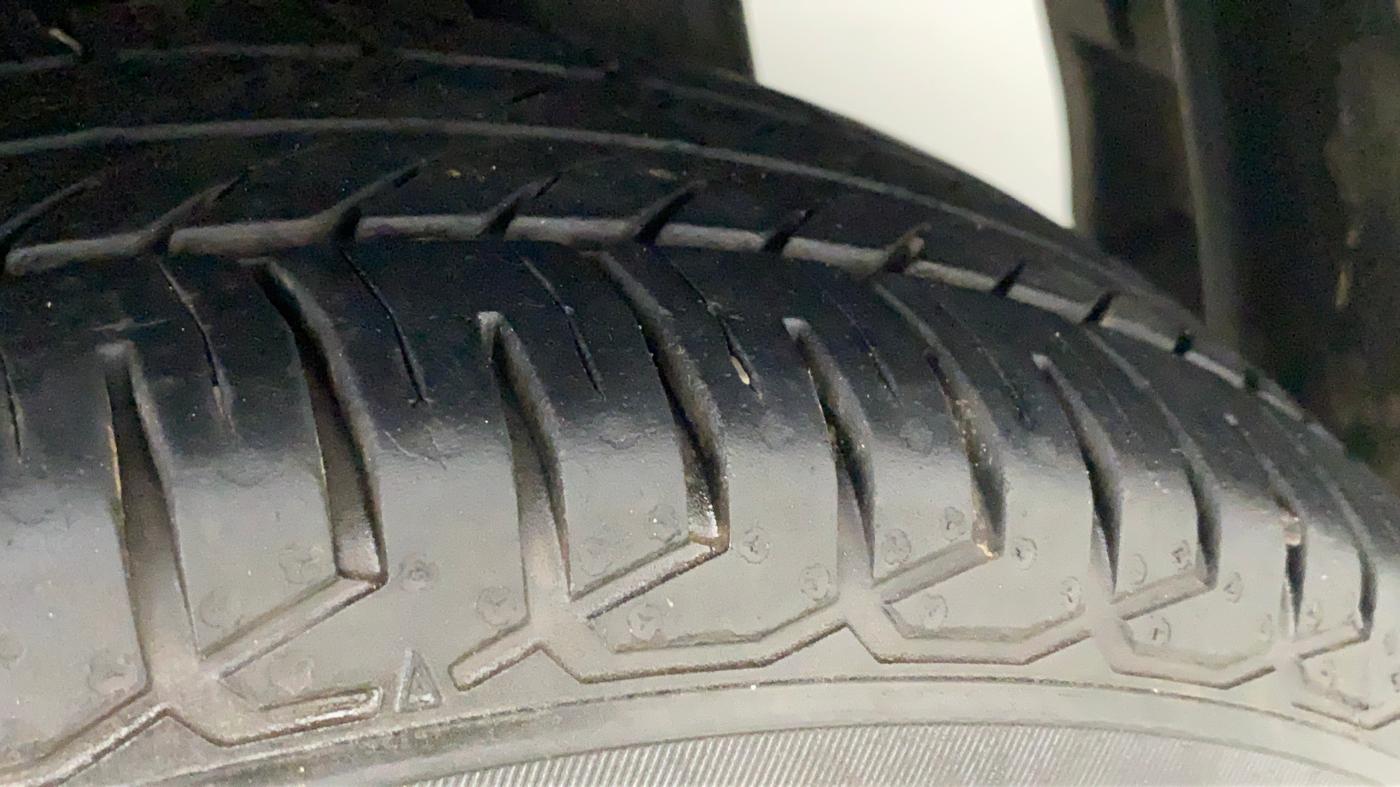 2012 Maruti Swift VXI, CNG, Manual, 53,950 km, Left Rear Tyre Tread