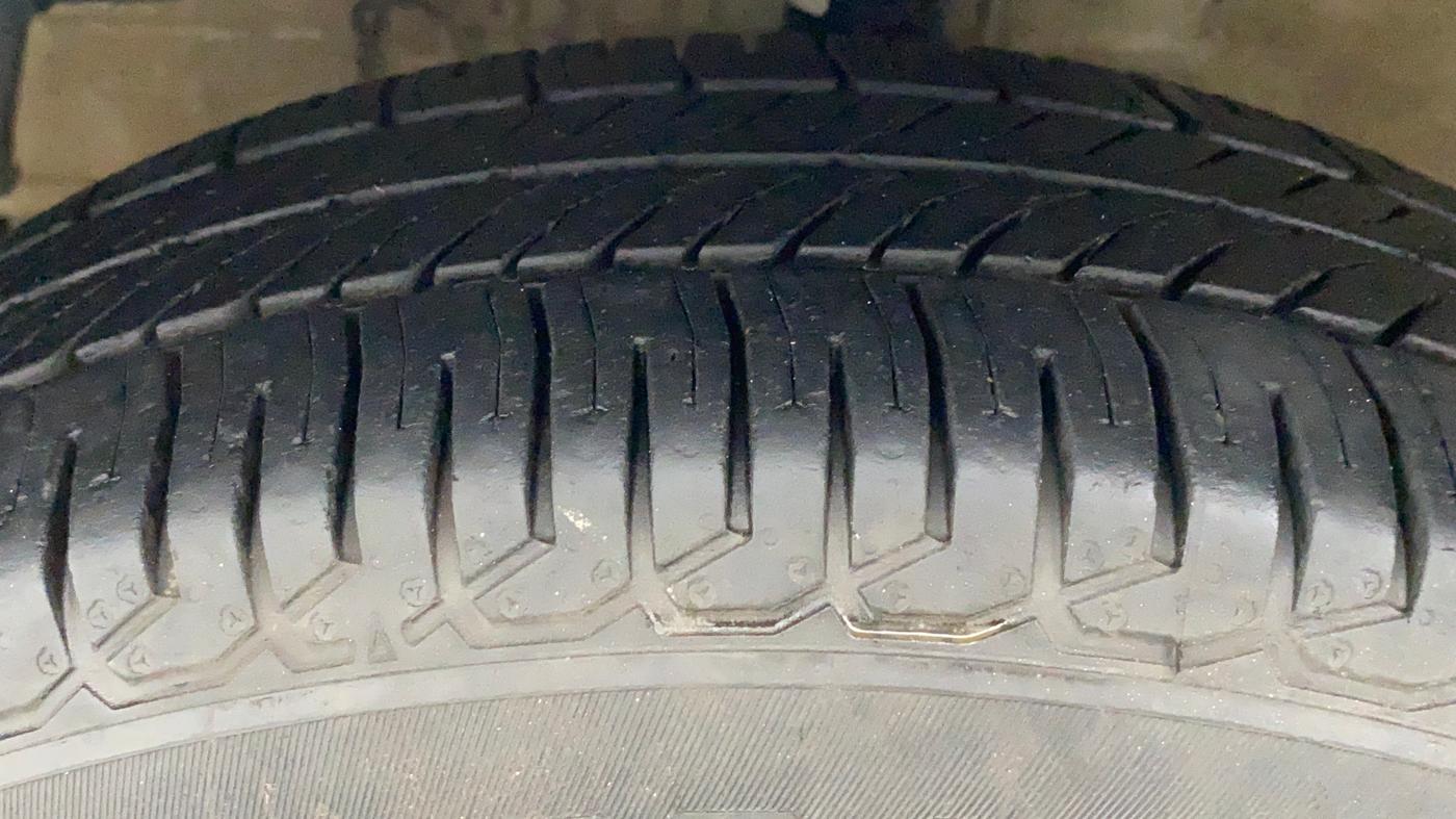 2012 Maruti Swift VXI, CNG, Manual, 53,950 km, Left Front Tyre Tread