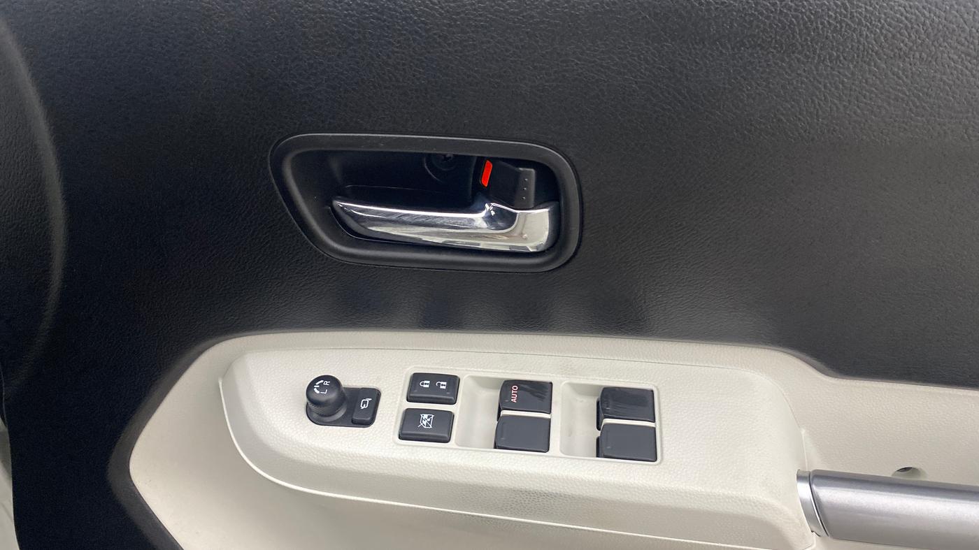 2023 Maruti IGNIS ALPHA 1.2, Petrol, Manual, 7,915 km, Driver Side Door Panels Control