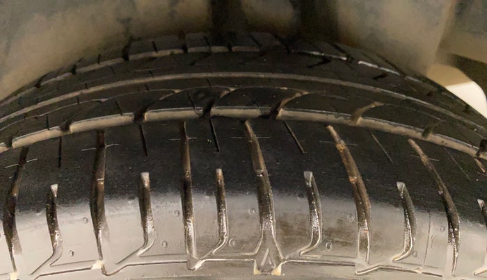 2015 Maruti Ciaz ZXI+, Petrol, Manual, 68,708 km, Left Rear Tyre Tread