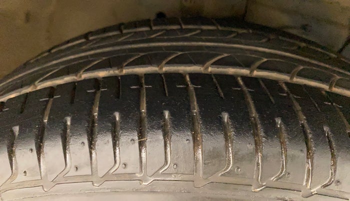 2015 Maruti Ciaz ZXI+, Petrol, Manual, 68,708 km, Right Front Tyre Tread