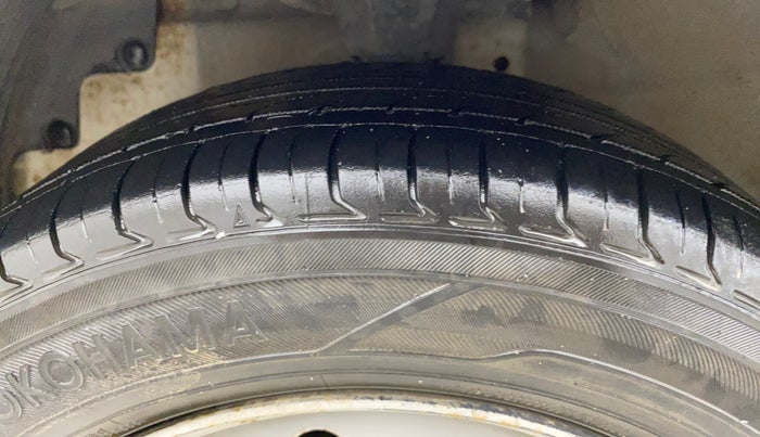 2018 Hyundai Eon ERA +, CNG, Manual, 86,223 km, Left Front Tyre Tread