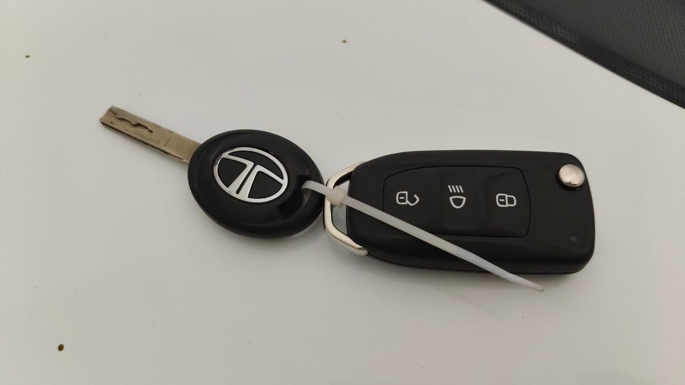 2025 Tata Tiago XZA, Petrol, Automatic, 1,702 km, Key Close Up