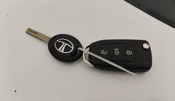2025 Tata Tiago XZA, Petrol, Automatic, 1,702 km, Key Close Up
