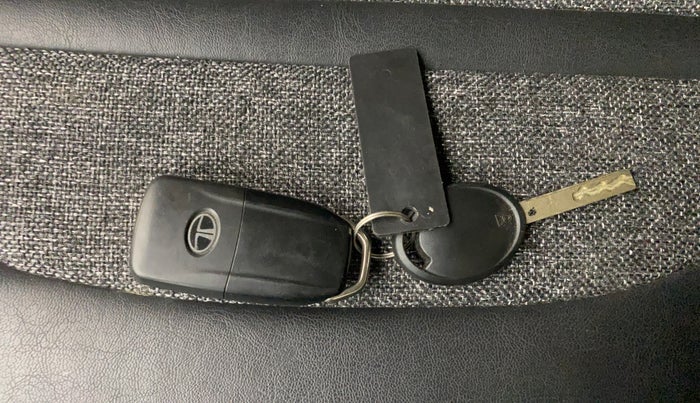 2018 Tata NEXON XZ PETROL, Petrol, Manual, 31,076 km, Key Close Up