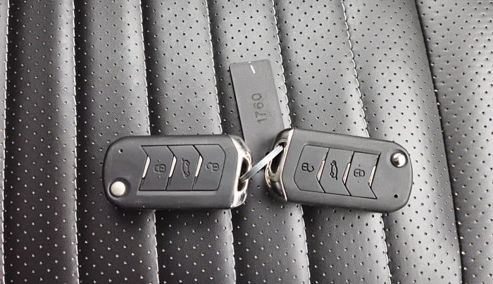 2024 Mahindra XUV700 AX5 Petrol AT 7 STR, Petrol, Automatic, 10,524 km, Key Close Up