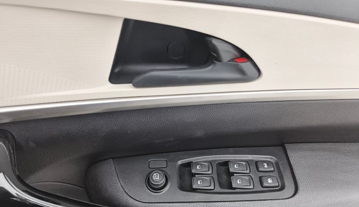 2024 Mahindra XUV700 AX5 Petrol AT 7 STR, Petrol, Automatic, 10,524 km, Driver Side Door Panels Control