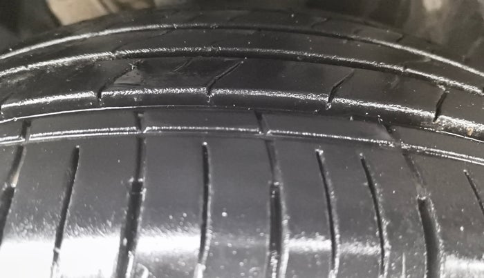 2024 Mahindra XUV700 AX5 Petrol AT 7 STR, Petrol, Automatic, 10,524 km, Right Front Tyre Tread