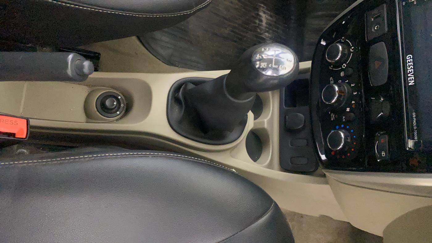 2015 Nissan Terrano XL (P), Petrol, Manual, 30,851 km, Gear Lever