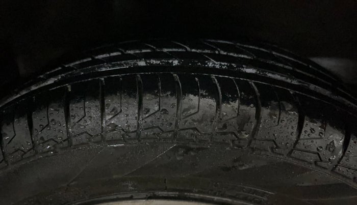 2016 Honda Jazz 1.2L I-VTEC V, Petrol, Manual, 1,14,972 km, Right Rear Tyre Tread