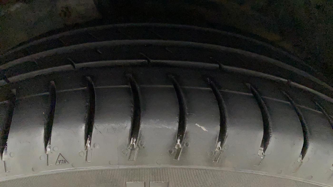 2016 Maruti Ertiga VXI CNG, CNG, Manual, 1,06,751 km, Left Front Tyre Tread