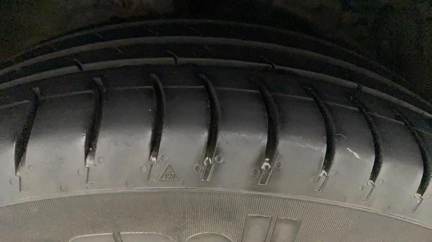 2016 Maruti Ertiga VXI CNG, CNG, Manual, 1,06,751 km, Right Front Tyre Tread