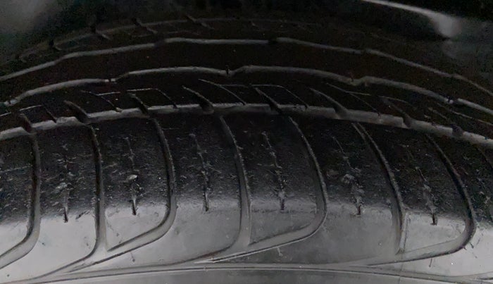 2017 Toyota Innova Crysta 2.7 GX 7 STR MT, Petrol, Manual, 43,867 km, Right Rear Tyre Tread