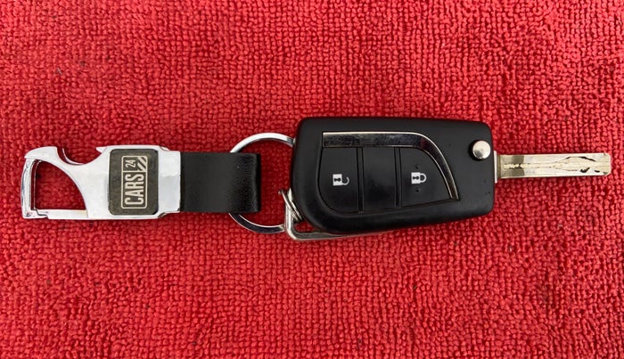 2017 Toyota Innova Crysta 2.7 GX 7 STR MT, Petrol, Manual, 43,867 km, Key Close Up