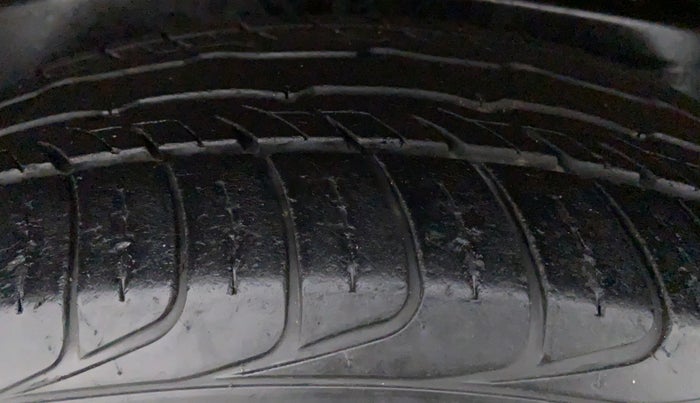 2017 Toyota Innova Crysta 2.7 GX 7 STR MT, Petrol, Manual, 43,867 km, Left Rear Tyre Tread