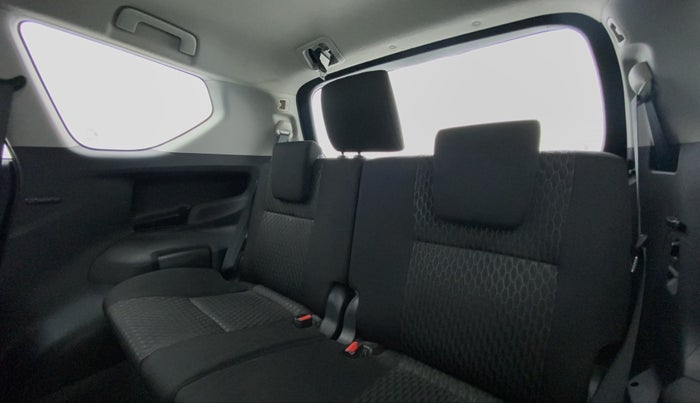 2017 Toyota Innova Crysta 2.7 GX 7 STR MT, Petrol, Manual, 43,867 km, Third Seat Row ( optional )