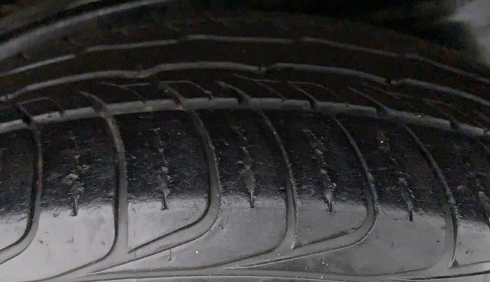 2017 Toyota Innova Crysta 2.7 GX 7 STR MT, Petrol, Manual, 43,867 km, Left Front Tyre Tread