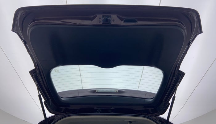 2017 Toyota Innova Crysta 2.7 GX 7 STR MT, Petrol, Manual, 43,867 km, Boot Door Open