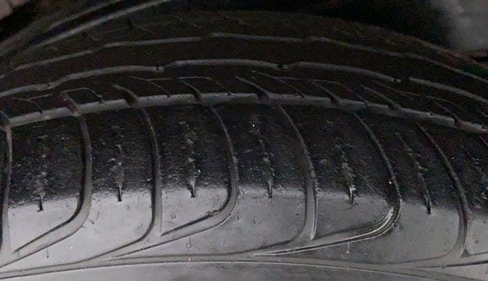 2017 Toyota Innova Crysta 2.7 GX 7 STR MT, Petrol, Manual, 43,867 km, Right Front Tyre Tread