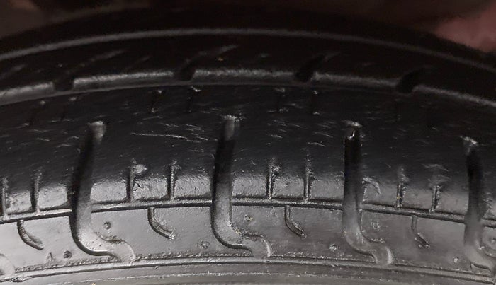 2011 Hyundai i10 SPORTZ 1.2, Petrol, Manual, 70,117 km, Right Front Tyre Tread