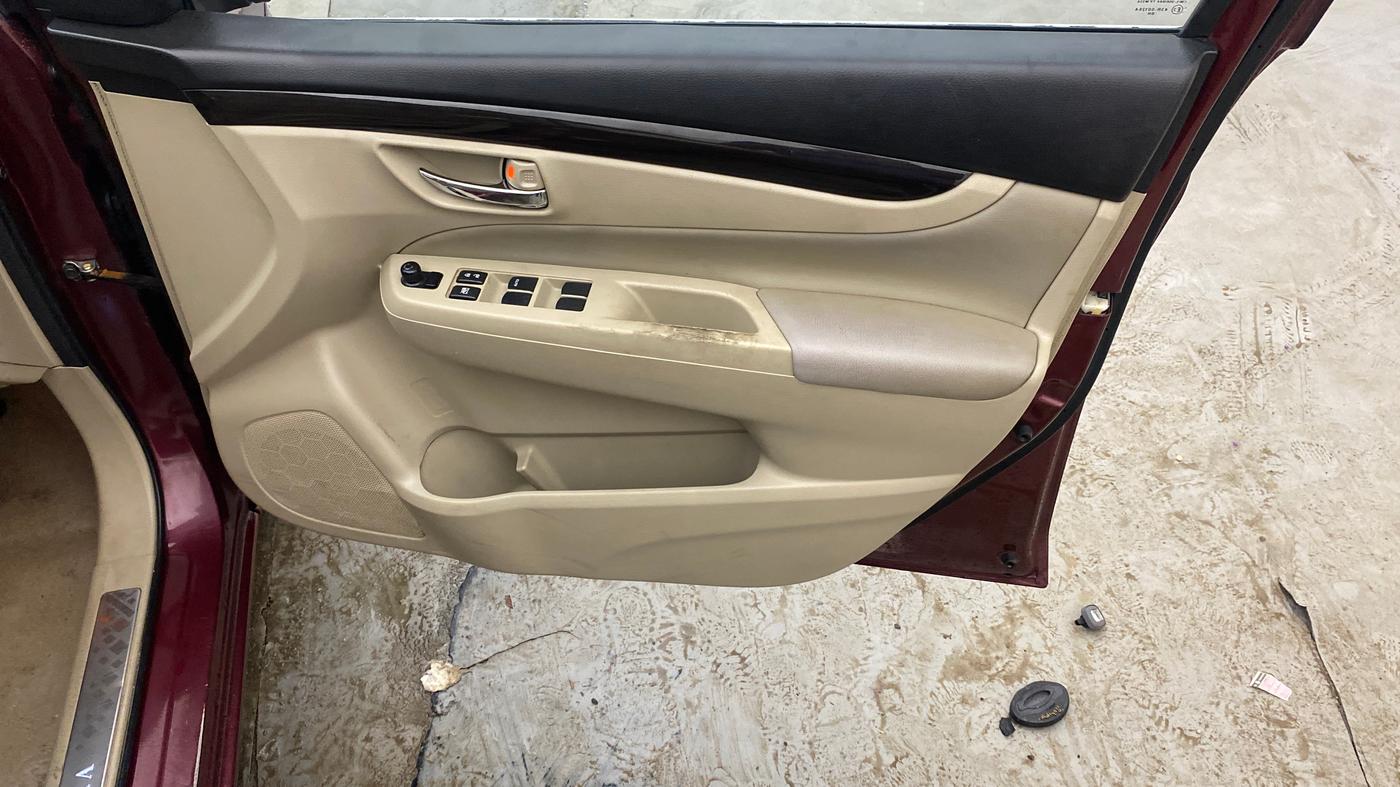 2017 Maruti Ciaz ALPHA  AT 1.4  PETROL, Petrol, Automatic, 81,455 km, Driver Side Door Panels Control