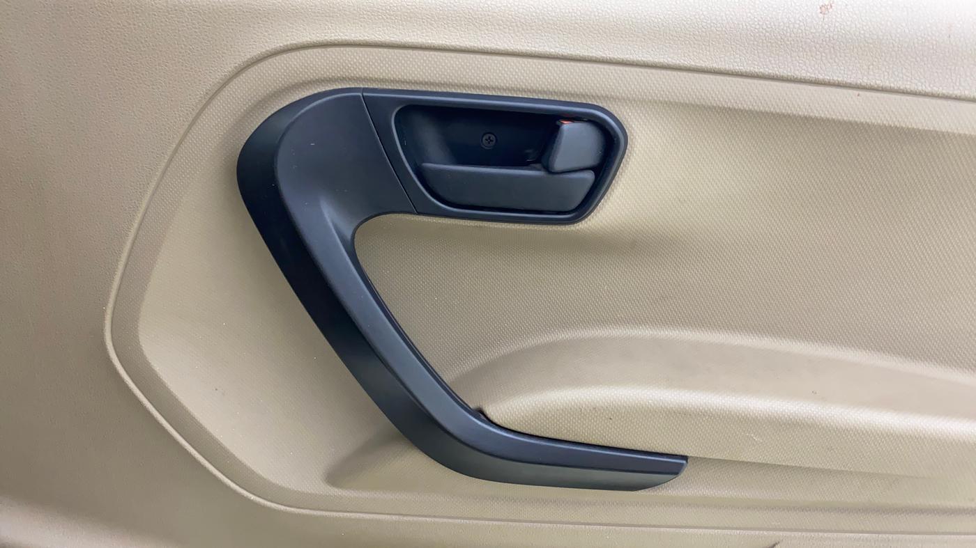 2019 Mahindra TUV300 T6 PLUS, Diesel, Manual, 66,090 km, Driver Side Door Panels Control