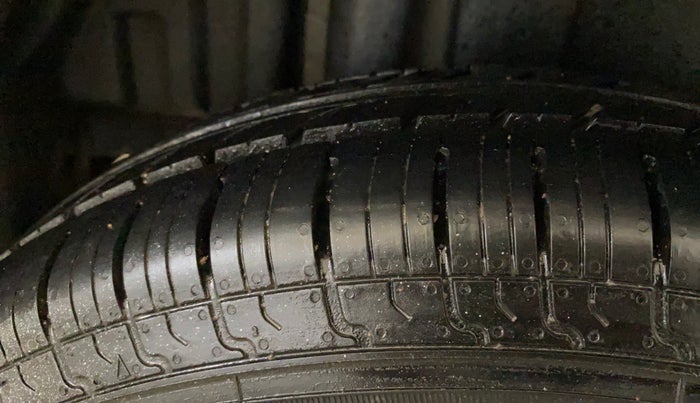 2015 Maruti Swift VXI, Petrol, Manual, 3,977 km, Right Rear Tyre Tread