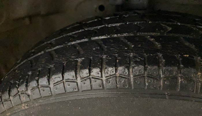 2015 Maruti Swift VXI, Petrol, Manual, 3,977 km, Right Front Tyre Tread