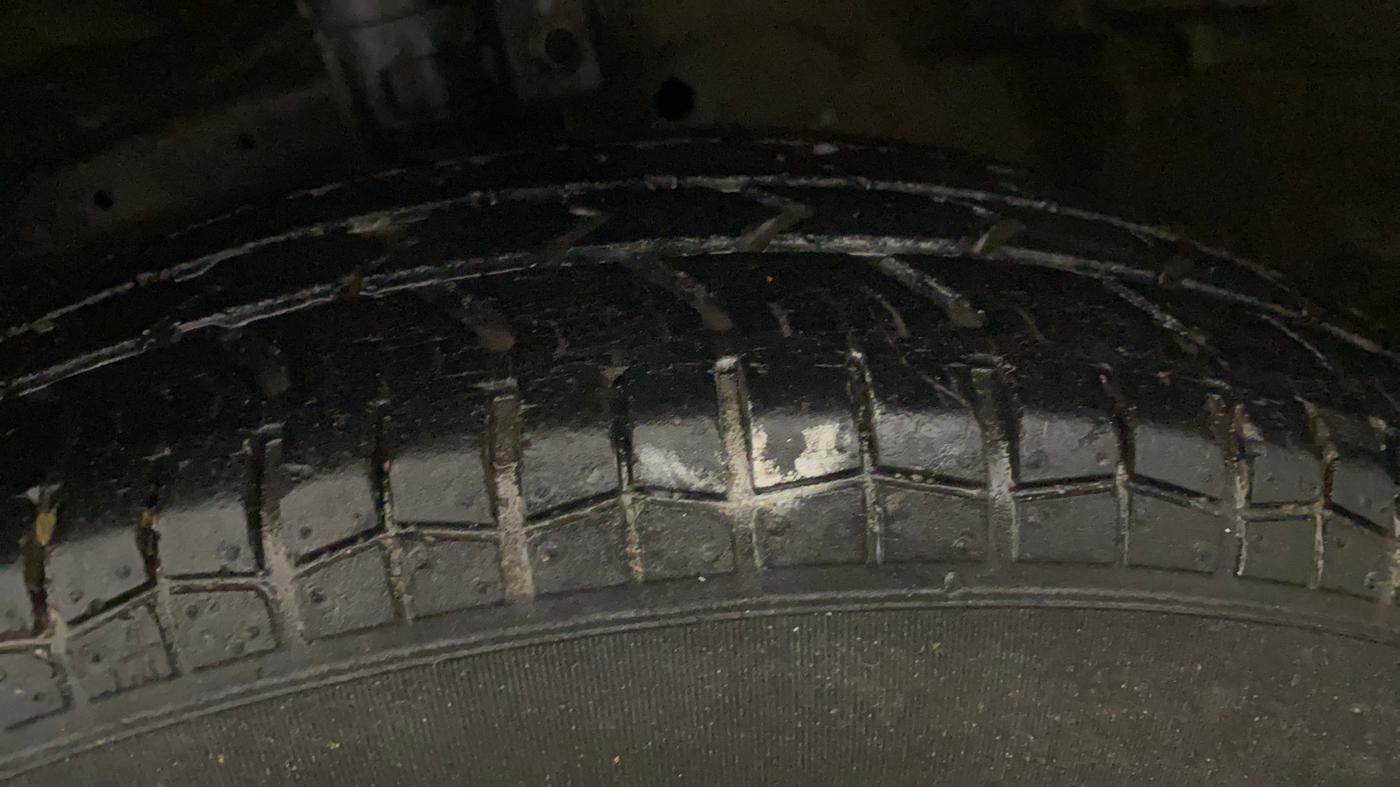 2015 Maruti Swift VXI, Petrol, Manual, 39,588 km, Left Front Tyre Tread