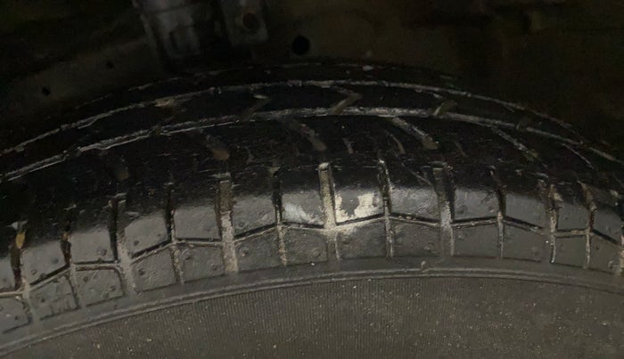 2015 Maruti Swift VXI, Petrol, Manual, 3,977 km, Left Front Tyre Tread