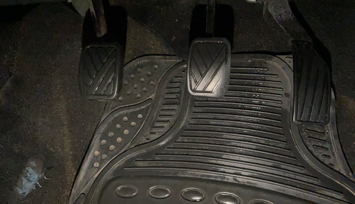 2015 Maruti Swift VXI, Petrol, Manual, 3,977 km, Pedals