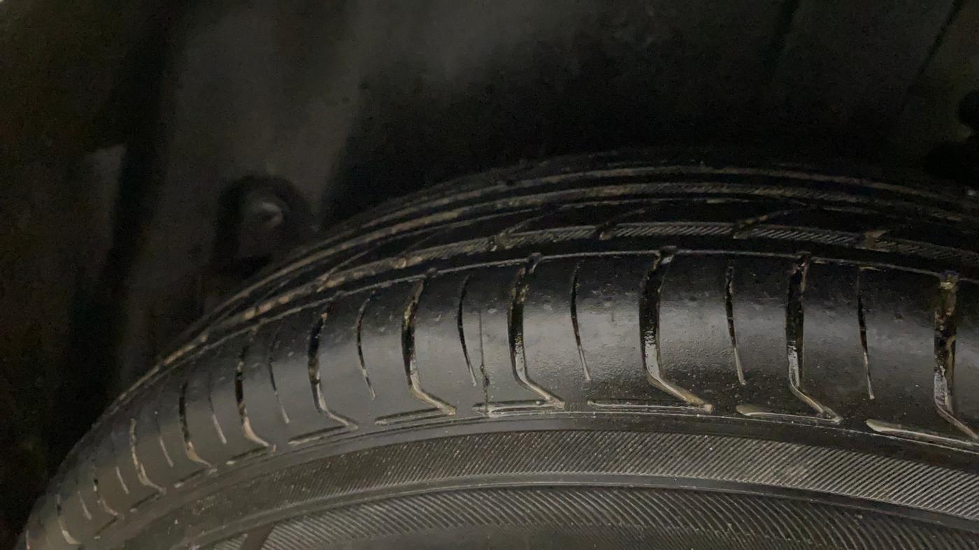 2015 Maruti Swift VXI, Petrol, Manual, 39,588 km, Left Rear Tyre Tread