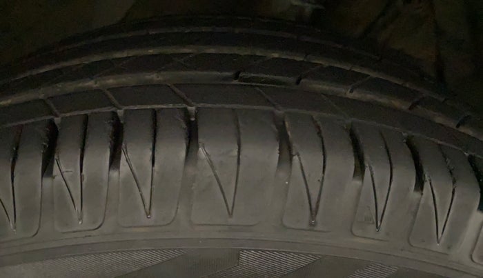 2016 Maruti Vitara Brezza ZDI PLUS DUAL TONE, Diesel, Manual, 94,294 km, Right Rear Tyre Tread