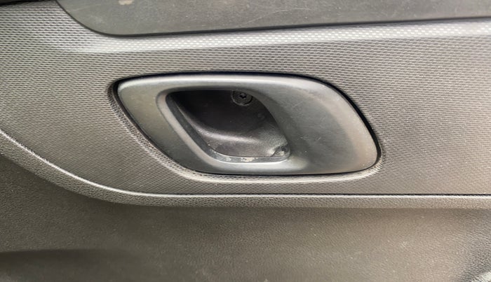 2017 Renault Kwid RXT 1.0, Petrol, Manual, 29,049 km, Driver Side Door Panels Control