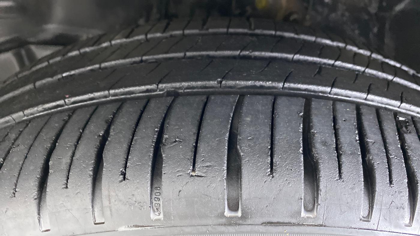 2010 Toyota Corolla Altis G PETROL, Petrol, Manual, 83,055 km, Left Front Tyre Tread
