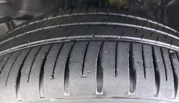 2010 Toyota Corolla Altis G PETROL, Petrol, Manual, 83,055 km, Left Front Tyre Tread