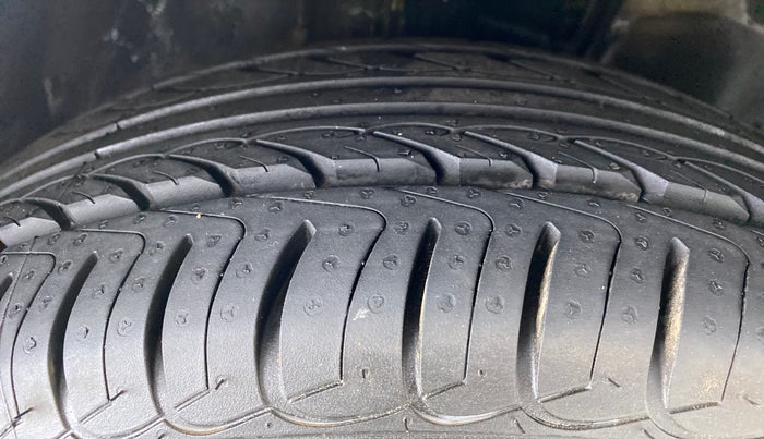 2010 Toyota Corolla Altis G PETROL, Petrol, Manual, 83,055 km, Right Front Tyre Tread