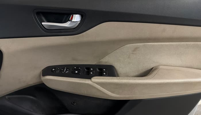 2019 Hyundai Verna 1.6 VTVT SX, CNG, Manual, 75,188 km, Driver Side Door Panels Control