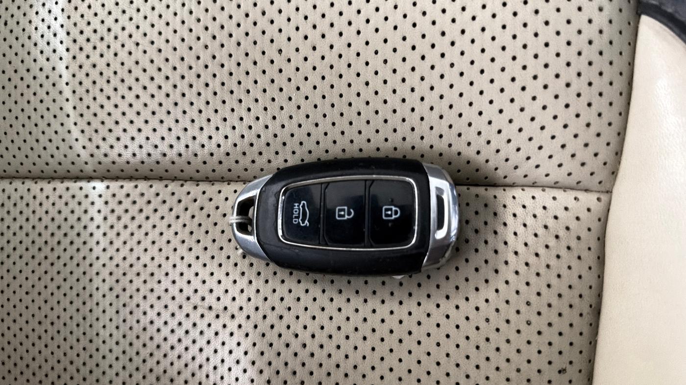 2019 Hyundai Verna 1.6 VTVT SX, CNG, Manual, 75,188 km, Key Close Up